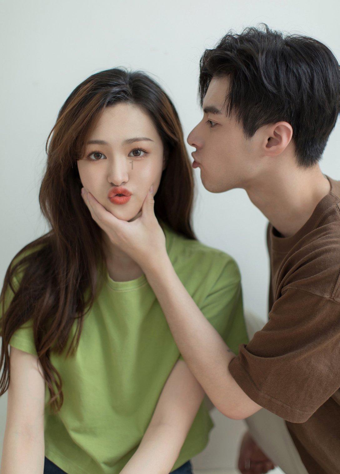 He tries to speak English with others 文中是什么？游戏画面